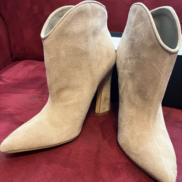 New in box Marc Fisher buttery soft suede booties size 6 - Picture 2 of 4
